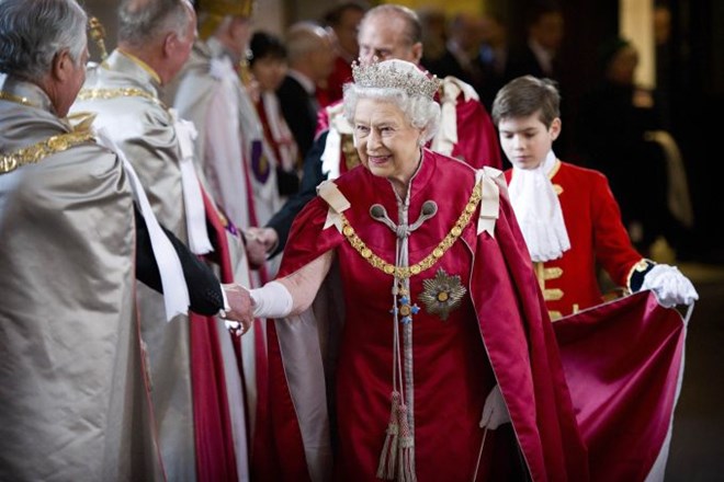 60 let vladavine: Kraljico Elizabeto II. v Leicestru pričakalo več tisoč podanikov