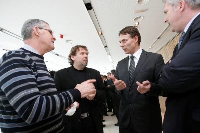 Anton Štihec (prvi z desne) je na novinarski konferenci ugotavljal, da občine pri izreku končnega mnenja niso obravnavane po...