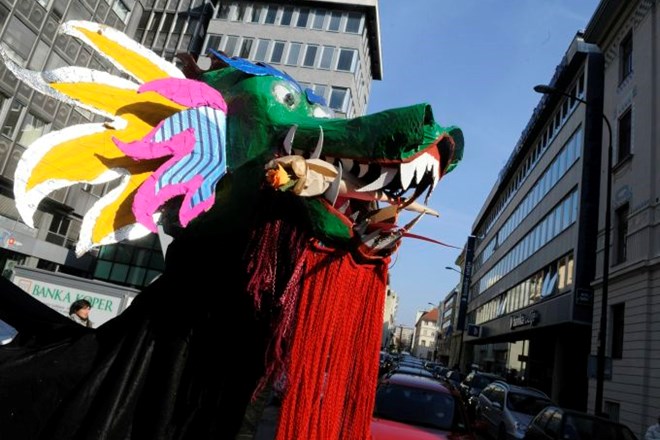 Protestni shod je spremljala tudi maskota protestnikov - zmaj, poimenovan po predsedniku ECB Mariu Draghiju.