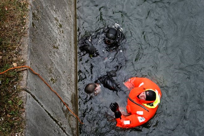 Obglavljeno truplo so policisti našli v reki. (Fotografija je simbolična.)