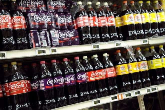 Coca-Cola se bo s spremembo recepta izognila opozorilu na embalaži.