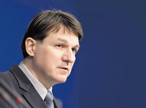 Minister za  finance Janez  Šušteršič ne  razkriva napredka  pri iskanju  strateškega  vlagatelja v NLB,  izjavo o zaupnosti...