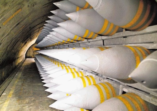 Američani imajo raket »bunker buster«  dovolj na zalogi, a  se jim za zdaj njihovo izročanje Izraelu  zdi preveč tvegano.