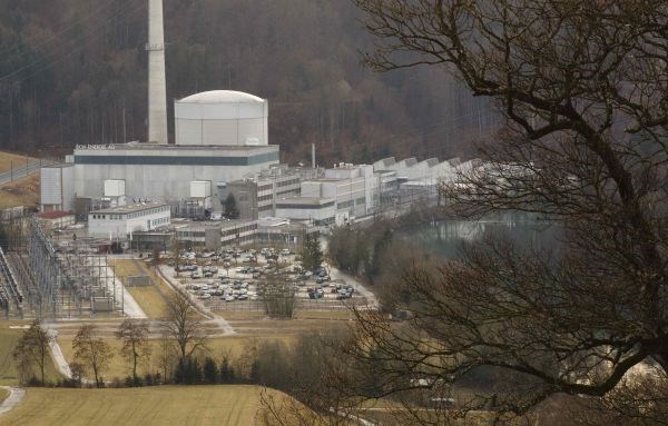 Kakih 50.000 demonstrantov se je zbralo ob jedrski elektrarni Mühleberg (na fotografiji) na zahodu države.
