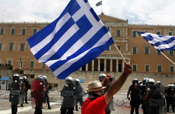 Finančni ministri držav v območju evra bodo danes v Bruslju dokončno potrdili drugi program pomoči Grčiji.