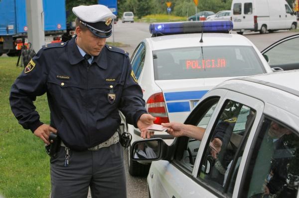 Policisti bodo od danes do nedelje poostreno nadzirali uporabo varnostnih pasov pri voznikih in sopotnikih v motornih...