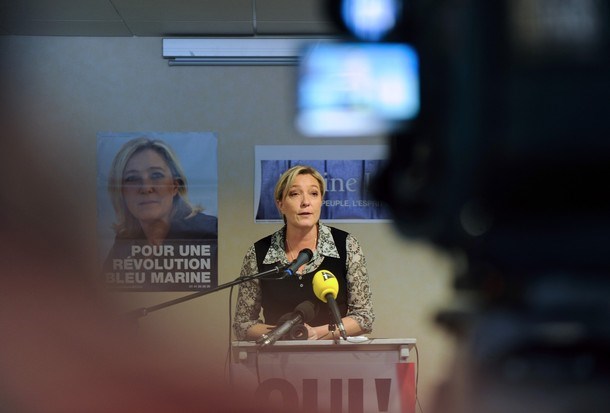 Sarkozy želi z desničarskimi izjavami pritegniti predvsem volivce Le Penove (na fotografiji), ki glede na raziskave zdaj...
