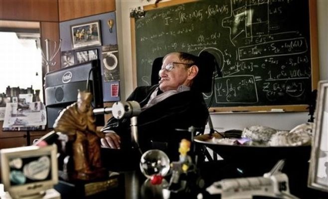 CBS je javnosti sporočila da bo v epizodi, ki jo bodo predvajali 5. aprila nastopil teorijski fizik  Stephen Hawking.