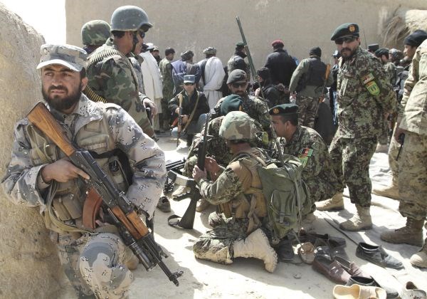 Afganistanske vojaške sile na območju pokola.