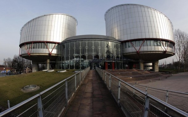 Par se je pritožil na Evropsko sodišče za človekove pravice (na fotografiji), pri čemer je trdil, da jima francosko sodišče...