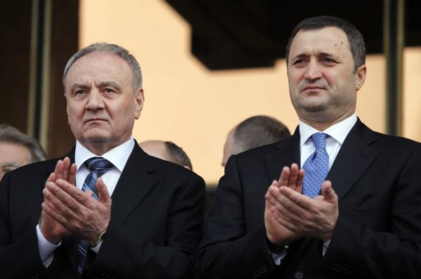 63-letni Timofti (levo) je bil kandidat koalicijskih liberalnih demokratov premierja Filata (desno na fotografiji).