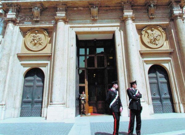Policista pred vhodom v italijanski parlament.