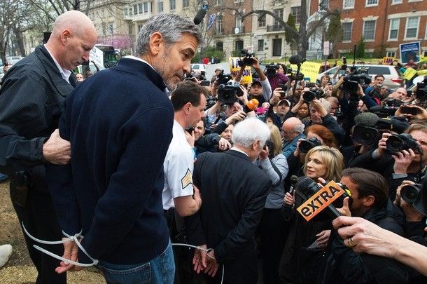 Policija je med protesti pred sudanskim veleposlaništvom v Washingtonu danes aretirala ameriškega igralca Georgea Clooneyja.