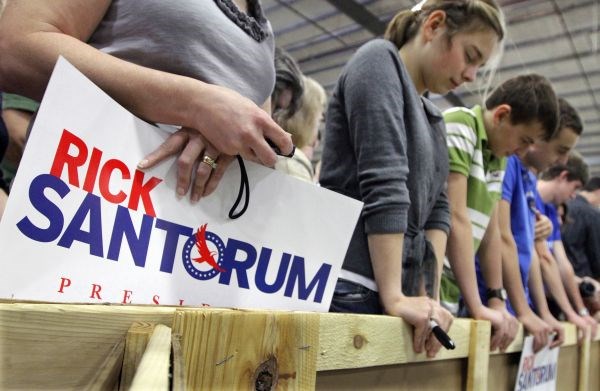 Podporniki Santoruma so pred njegovim govorom v mestu Effingham v Illinois molili.