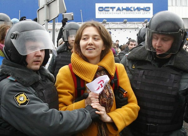 Ruska policija je danes aretirala več deset protestnikov, ki so se zbrali pred znamenitim moskovskim televizijskim stolpom...