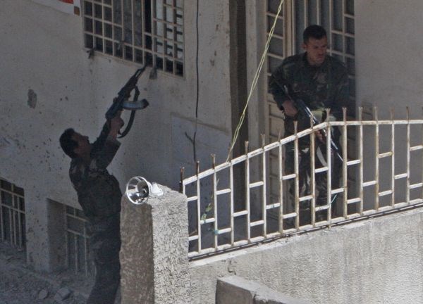 Takole pripadniki varnostnih sil v neki hiši v Damasku iščejo upornike.