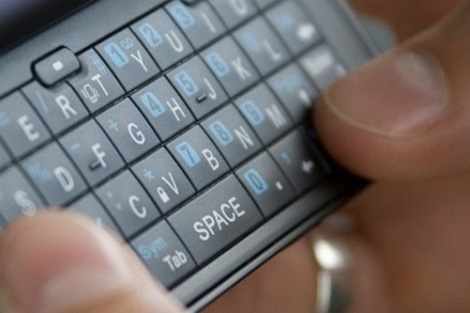 Slovenci lani poslali občutno več SMS-sporočil