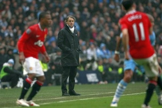 Roberto Mancini bo za zmago v prvenstvu verjetno moral na medsebojni tekmi premagati tudi Menchester United.