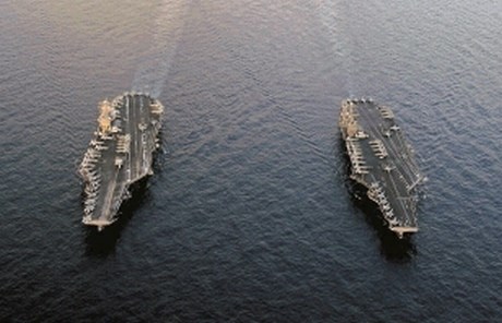 Ameriški letalonosilki Abraham Lincoln in USS John C.  Stennis sta januarja zapluli v Perzijski zaliv.