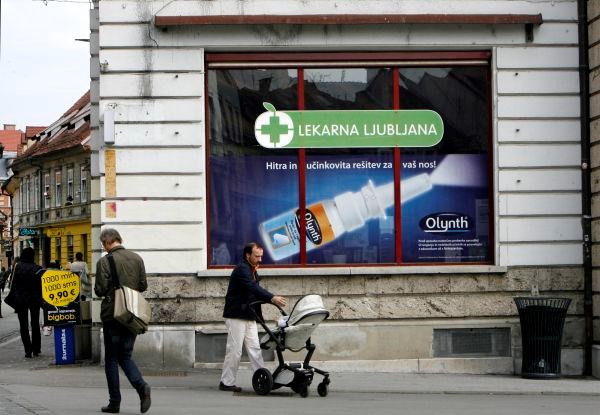 "Mislim pa, da si Lekarna Ljubljana ne bi smela privoščiti, da prodaja zdravilo, ki nima vseh potrdil," je dejal minister.