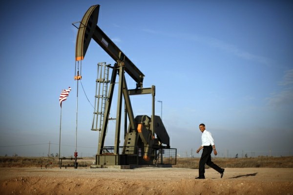 Ameriški predsednik Barack Obama med sprehodom mimo naftne črpalke.
