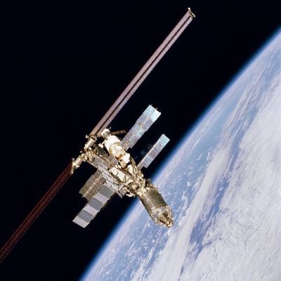Mednarodna vesoljska postaja, v ozadju Zemlja.