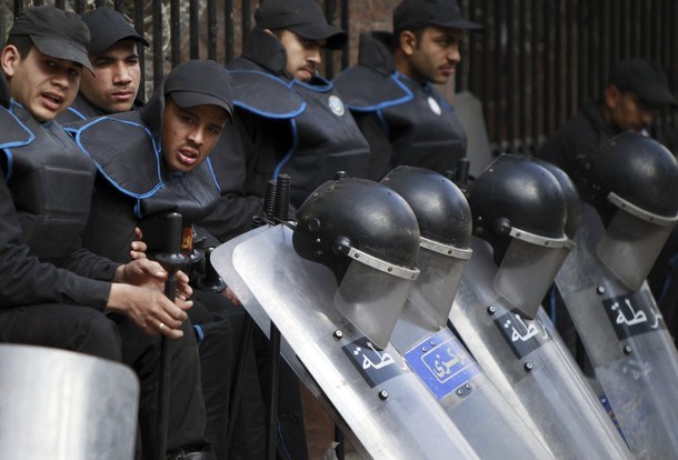 Egipt: Prepoved nastopanja kluba povzročila krvave spopade med navijači, vojsko in policijo
