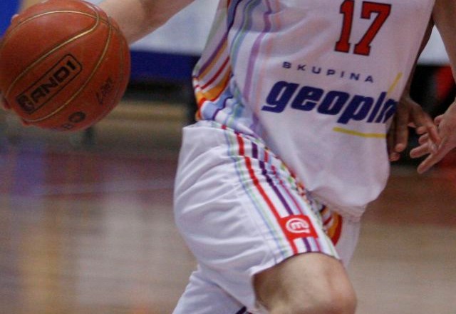 Košarkarji Geoplina Slovana so v 3. krogu lige Telemach za obstanek premagali Parklje s 84:59