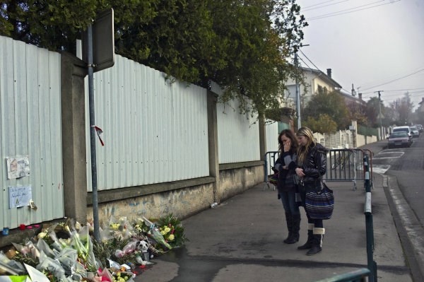 Ženski pred židovsko šolo v Toulousu, kjer je Merah ubil štiri ljudi.