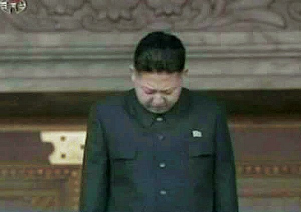Kim Jong Un ob stotem dnevu žalovanja za pokojnim Kim Jong Ilom.