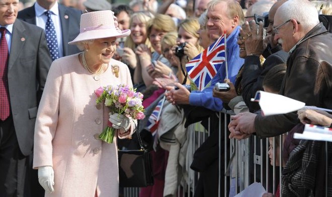 Kraljica v skolu 60-letnice vladanja obiskuje različna mesta po Veliki Britaniji.