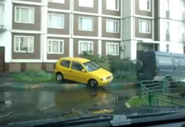 Dobra doza smeha: Voznica in njen rumeni avtomobil