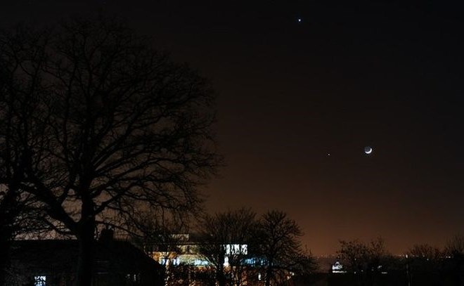 Venera (vidite jo lahko na vrhu slike) in Jupiter (na dnu slike), kakor so ju lahko 25. marca videli v Londonu.