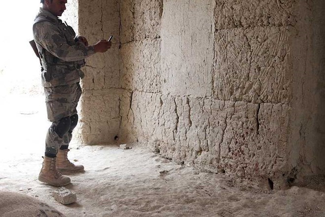 Napadalec, oblečen v uniformo afganistanskih sil, ubil britanska vojaka