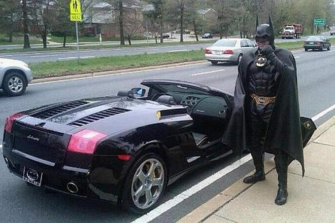 Ameriška policija ustavila Batmana v Batmobilu, ker se je vozil brez registrskih tablic