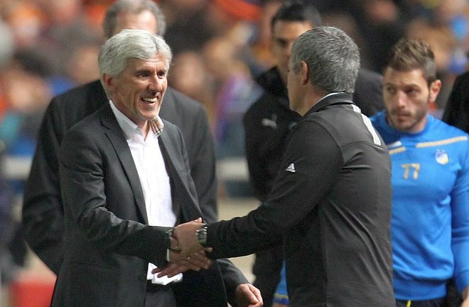 Jose Mourinho je po včerajšnji tekmi hvalil Apoel. Takole si je prijateljsko segel v roko s trenerjem domačih Ivanom...