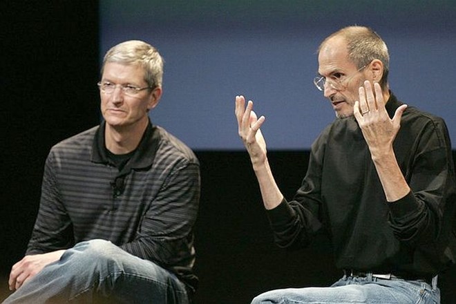 Tim Cook in Steve Jobs.