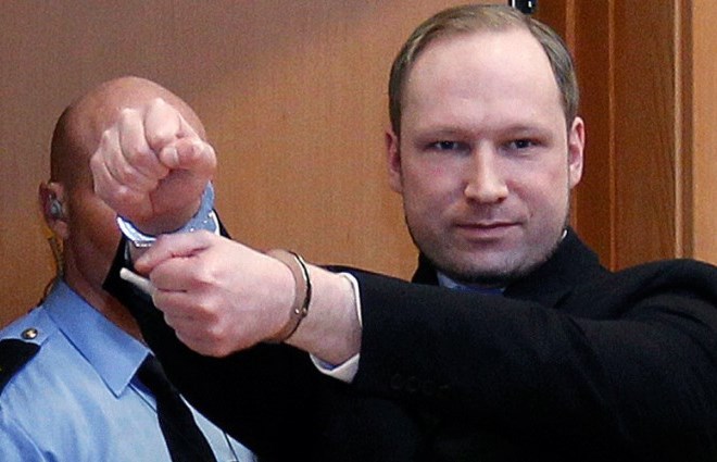 Andersu Breiviku je pri pranju denarja pomagala mati.