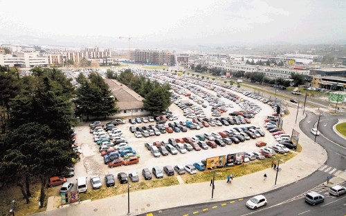 Na ogromnem zemljišču ob Ferrarski ulici v Kopru vsak dan brezplačno parkira več sto voznikov avtomobilov.