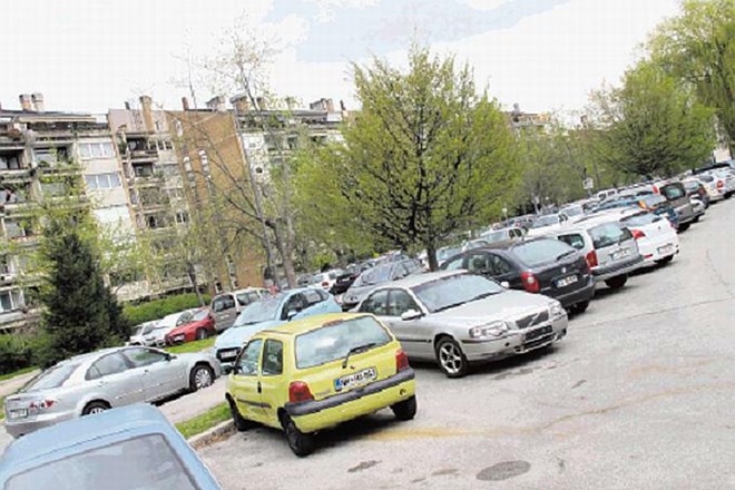 Stanovanjsko sosesko v Trnovem zaradi brezplačnih parkirišč v bližini središča mesta vsakodnevno zasedejo dnevni migranti in...
