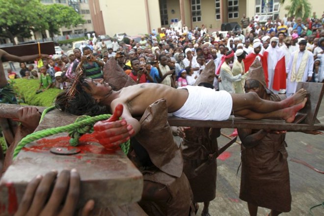 Na severu Nigerije v mestu Kaduna je danes pred krščansko cerkvijo, v kateri je potekala velikonočna maša, odjeknila...