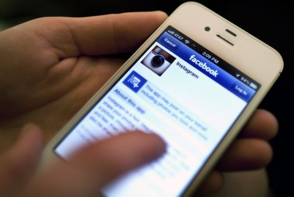 Facebook je za Instagram plačal milijardo dolarjev.