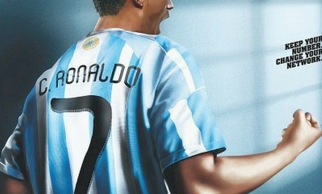 Cristiano Ronaldo v reklami indijskega mobilnega operaterja nosi argentinski dres.