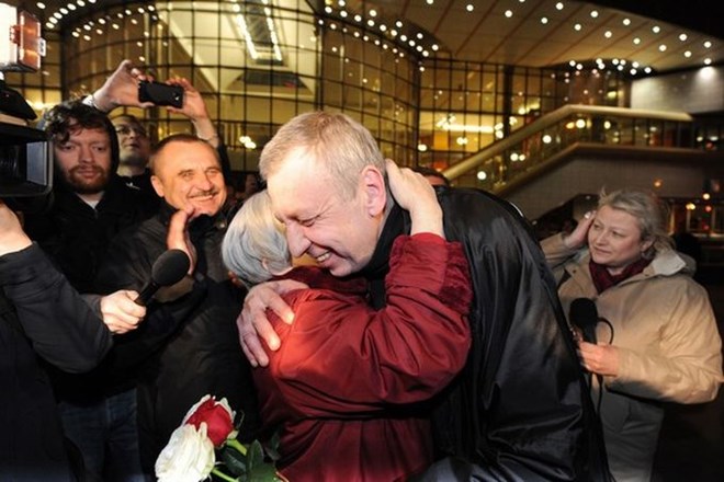 Beloruski opozicijski voditelj Andrej Sanikov, ki je bil lani obsojen na pet let zapora, je bil v soboto pomiloščen in...