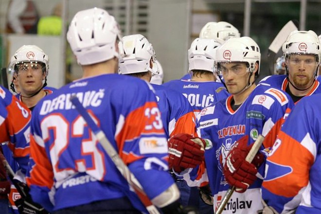 Slovenski hokejisti so na prvi tekmi svetovnega prvenstva s 3:2 premagali Britance.