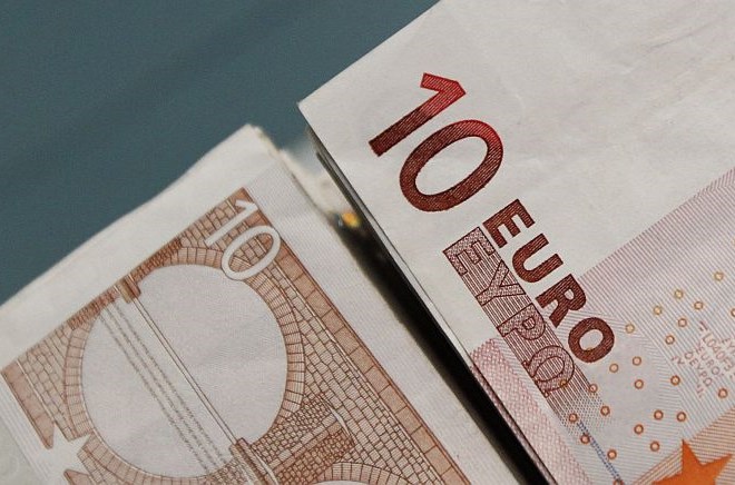 Povprečna mesečna neto plača v Sloveniji je februarja znašala 988,47 evra, kar je pol odstotka manj od povprečne mesečne neto...