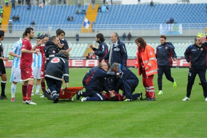 Morosini je življenje izgubil na sobotni tekmi druge italijanske lige.
