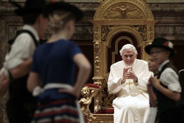 Papež Benedikt XVI. uživa ob nastopu otrok v tradicionalni bavarski noši za njegov 85. rojstni dan.
