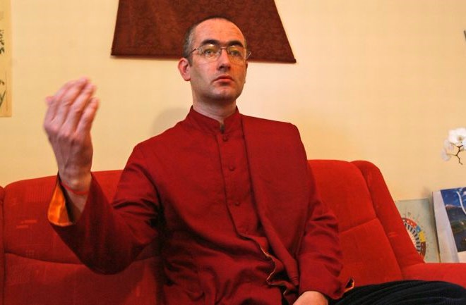 Shenpen Rinpoche zanika hude obtožbe o njegovi preteklosti.  Za večjo varnost  pa bi se rad oborožil s pištolo.