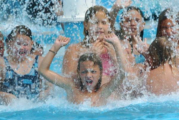 Otroke lahko jutri namesto v šolo ali vrtec odpeljete tudi na bazen.